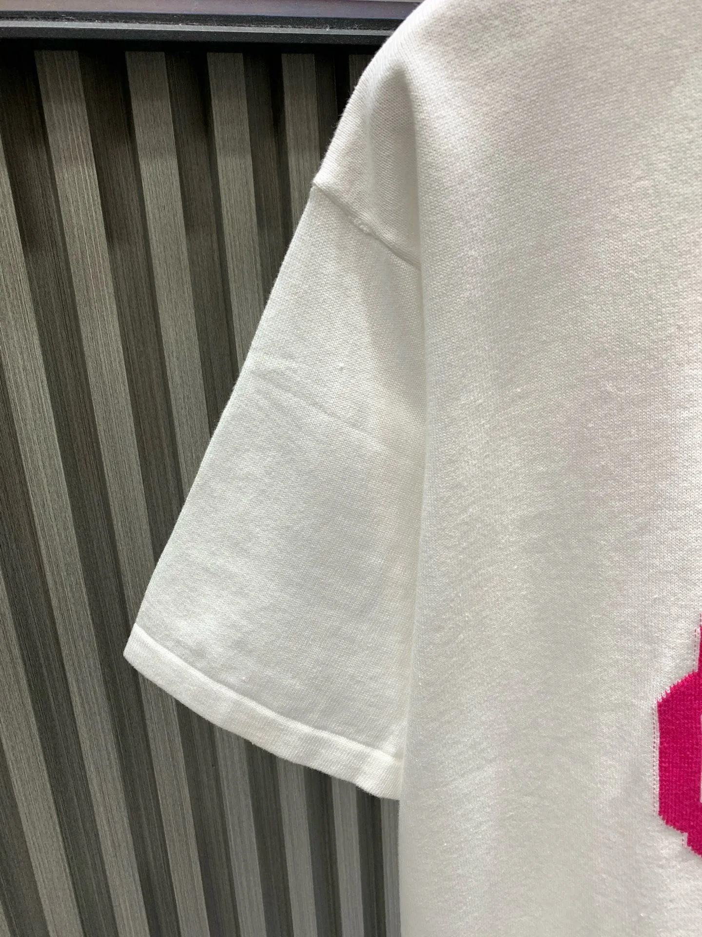 🅿️290 🀄️ louis vuitton* Louis Vuitton lv cherry blossom pink four-leaf clover printed short-sleeved T-shirt New intarsia short-sleeved round neck knitted T-shirt This cotton T-shirt uses jacquard technology on the front. The LU logo letters and monogram floral pattern are depicted on the chest. The back panel is simple and generous. The upper body is fresh and elegant. It is exclusively customized from the original board. 260g 32-count double yarn pure cotton fabric. The texture is very soft and comfortable. 100% different top fabrics in the market (does not shrink or deform) with 320g 1x1 thread (fabric threads are dyed in the same vat, no color difference, not easy to deform) original customization, collar label, wash mark, hang tag, packaging (perfect details) os dropped shoulder loose version, spring and summer latest brick cabinet synchronization, same style for men and women